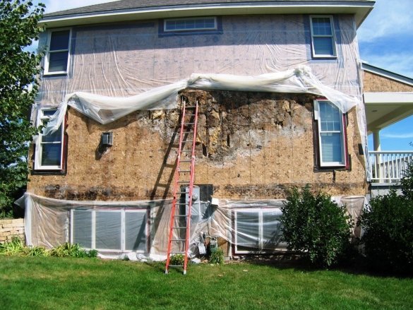Lihat bingkai dinding rumah setelah pembongkaran berpihak. Minnesota, USA.