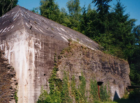 Reruntuhan bunker di kediaman "Adlerhorst"