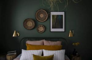 Cara membuat kamar tidur Anda yang unik dan mudah diingat, menggunakan dinding. 6 ide Jolly
