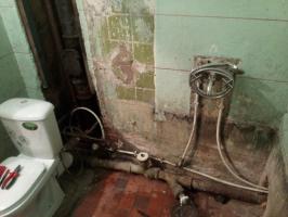 Transfigurasi kamar mandi kusam menjadi kamar mandi yang rapi. perbaikan ekonomis. Plumbing bekerja.