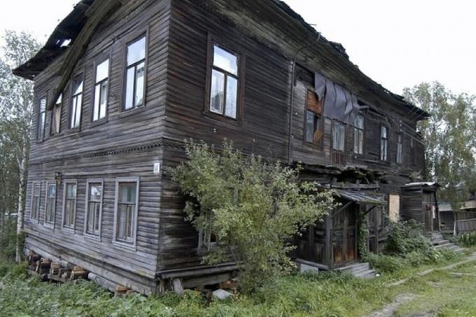 Sebuah contoh dari rumah tua (sumber gambar - Yandex-gambar)