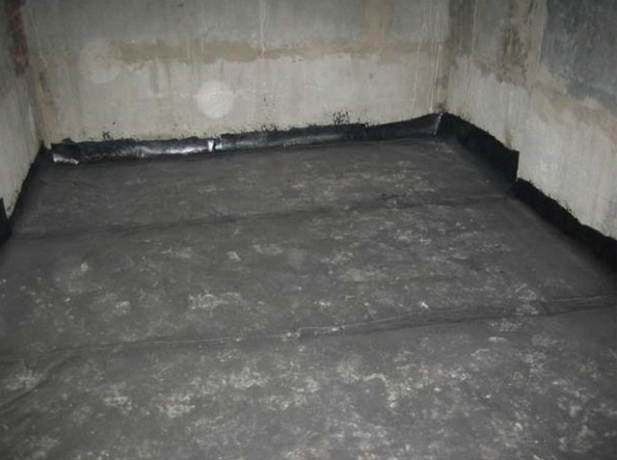 Horizontal gulungan isolasi ruang bawah tanah dengan tumpang tindih di dinding. 10-12 cm.