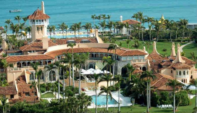 Mar-a-Lago di Palm Beach. Hotel Klub swasta. Katakanlah, diperkirakan 200 juta. $. Itu membuat keuntungan sebesar $ 15 juta. $ Per tahun. (Sumber Gambar - Yandex-gambar)