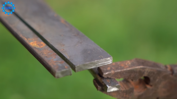 Proses menciptakan sebuah kunci ratchet - memotong dari perumahan logam
