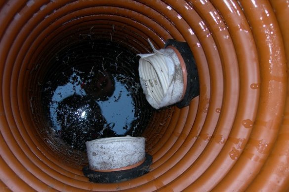 Manholes dipasang di sudut-sudut saluran air dengan perubahan gradien dan condong.