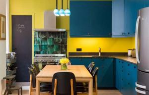 Warna tandem mengesankan untuk dapur Anda. 6 kombinasi warna yang chic