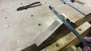 Bagaimana membuat alat yang efektif dari pisau gergaji pita tua