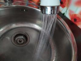 Rahasia menyimpan air: bagaimana membayar untuk air adalah 5 kali menurunkan menggunakan toilet, perangkat
