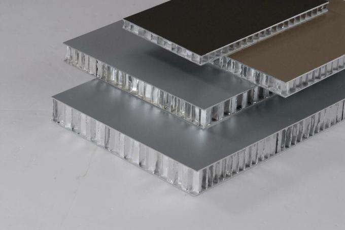 panel sandwich yang terbuat dari aluminium. 
