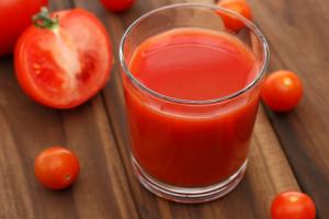 Jus tomat untuk musim dingin tanpa mendidih, menghemat mendukung, dan tidak memanjakan