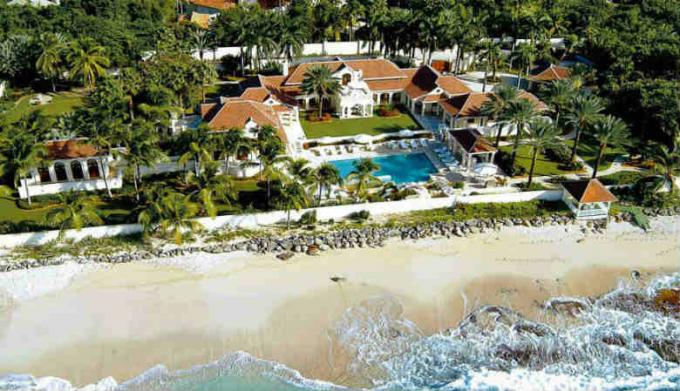 Le Chateau de Palmer di St Maarten. 45 presiden AS sendiri, panggilan villa ini, "salah satu rumah pribadi terbesar di dunia." Harga sewa per mengetuk adalah 28000 uang Amerika. Sewa adalah mungkin untuk setidaknya 5 hari. (Sumber Gambar - Yandex-gambar)