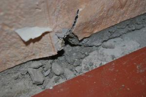 Kesenjangan antara lantai dan dinding: apa yang harus diperbaiki agar tidak ada angin, kelembaban, serangga