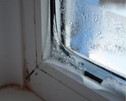 Jendela plastik "menangis" mengapa kondensasi pada bingkai jendela dan apa yang harus dilakukan