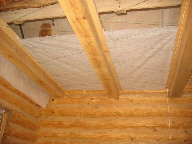 isolasi termal lantai di rumah kayu