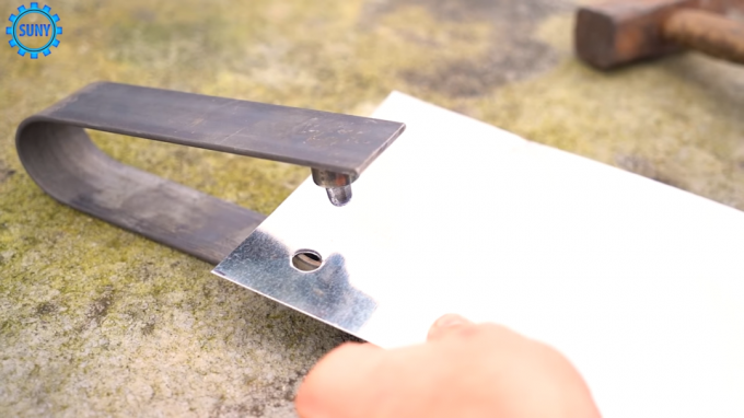 Proses pembuatan lubang di lembaran logam dengan menggunakan alat buatan sendiri