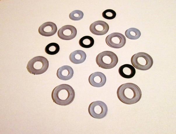 gasket karet (hitam) dan silikon transparan).