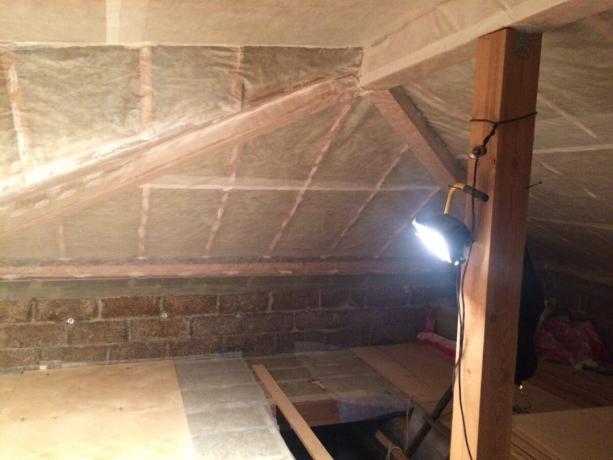 isolasi termal atap dengan pemasangan penghalang uap.