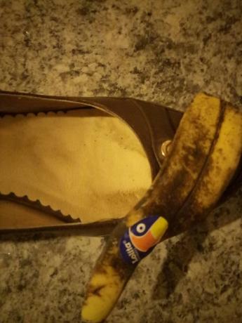 Kulit pisang dapat membersihkan sepatu kulit untuk bersinar.