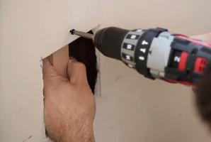 Sebuah cara yang dapat diandalkan untuk menutup lubang di drywall: tips dari master