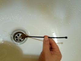 Sebuah cara sederhana namun sangat efektif untuk membersihkan saluran di kamar mandi rambut tanpa stripping siphon tersebut.