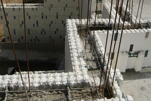 Proses mengisi rongga dengan beton