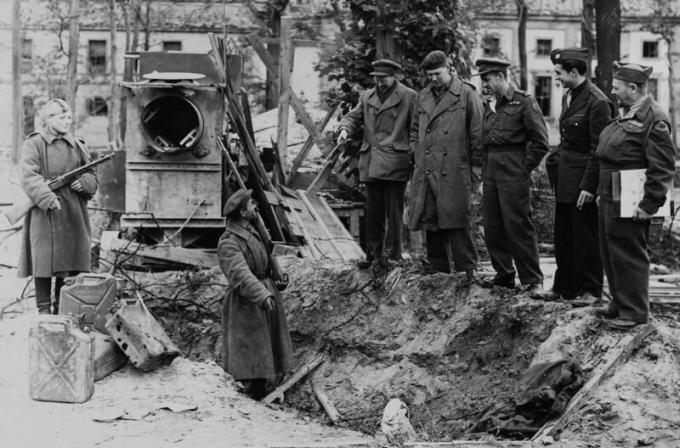 Pit, di mana ia dimakamkan Fuhrer dan kaleng dari bensin. Mei 1945