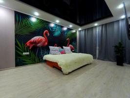 Kamar tidur dengan flamingo merah muda dan dapur dengan bulu - membuat renovasi kreatif pada bagian kopeck mereka