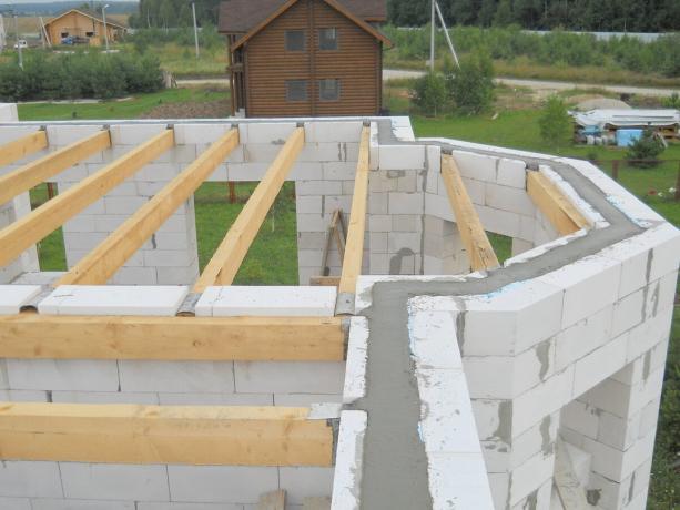 Dalam foto: rumah dua lantai beton aerasi dengan balok kayu dalam pembangunan