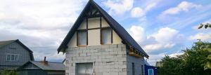 Cottage dari beton aerasi: sejarah konstruksi