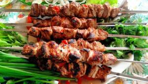 Kebab dan variasi pada tema: musim liburan terbuka lezat