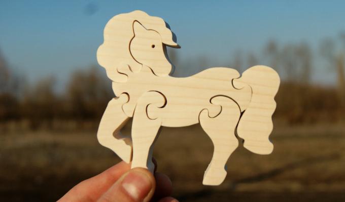 puzzle kayu "Kuda"