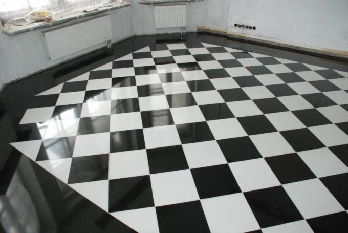 lantai dilapisi diagonal visual memperluas ruang.