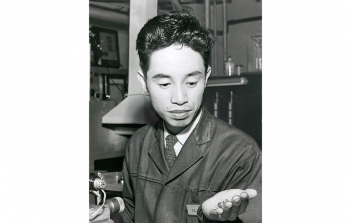 fisikawan Jepang Reona Esaki menunjukkan nya "Esaki dioda". 29 Desember 1959, Tokyo