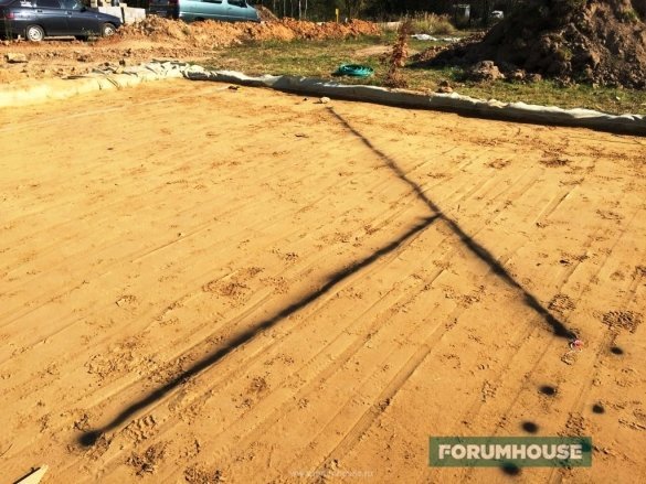 baris di trek pasir ditandai dengan cat disemprotkan dari kaleng aerosol, menurut string membentang.