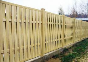 Anyaman pagar yang terbuat dari papan dengan tangan mereka: pagar pilihan termurah