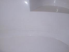 Bagaimana cara efektif dan efisien dibersihkan bak mandi akrilik dari berbagai jenis pencemaran