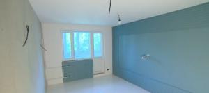 Perbaikan di apartemen: ruang tamu yang sempit, yang membuat selesai dan pada akhirnya telah diatur