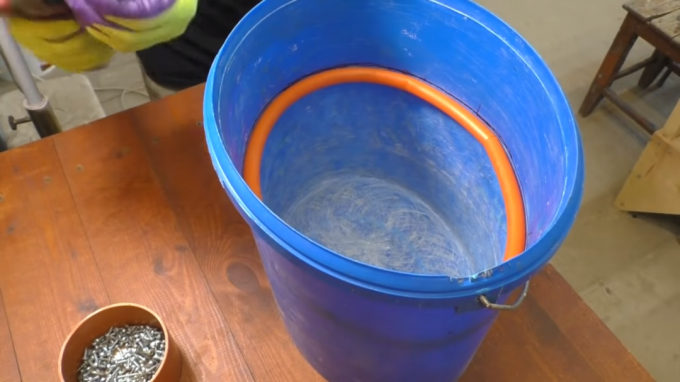 Mempersiapkan ember tua untuk membuat vakum dengan tangan mereka sendiri untuk garasi