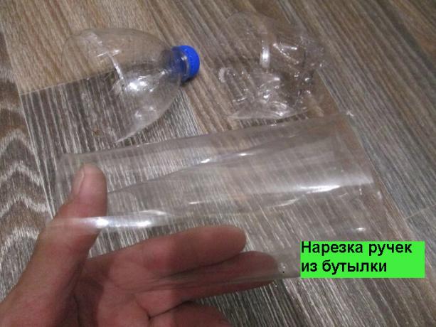 Untuk memotong pegangan, saya mengambil botol transparan - pegangan itu akan kurang terlihat di jendela