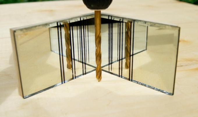 Dua cermin dengan takik - perangkat buatan untuk lubang pengeboran di sudut kanan