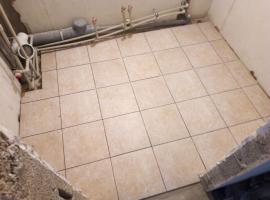 Perbaikan kamar mandi: berbagai ubin untuk lantai dan dinding. Dihadapkan dengan kelalaian seorang karyawan