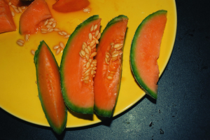 Merawat dalam rumah kaca untuk melon, semangka pada bulan Juli