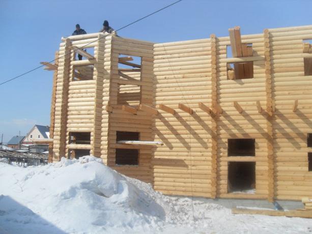 Membangun rumah kayu di musim dingin.