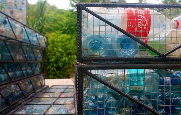 Pada satu rumah pengembang mengambil 10 ribu. botol plastik.