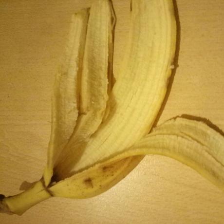 Kulit pisang dapat membantu meringankan stres, jika Anda mempersiapkan rebusan dari itu dan minuman.