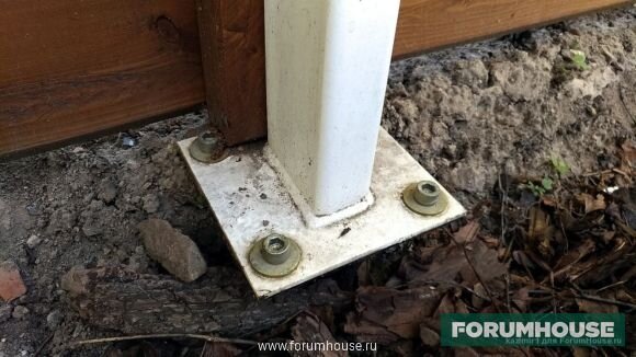 Dengan dinding akhir tumpukan sekrup (ground 20x20 cm) disekrup "heel" dilas ke tiang logam. Diameter lubang untuk kancing di "kaki" sedikit lebih dari dinding akhir. Lebih mudah untuk pilar memperbaiki.