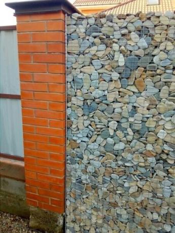 Perhatikan bagaimana hati-hati dilakukan dinding batu abutment di grid untuk pilar batu bata. Ini terlihat organik dan tidak navyaschevo.