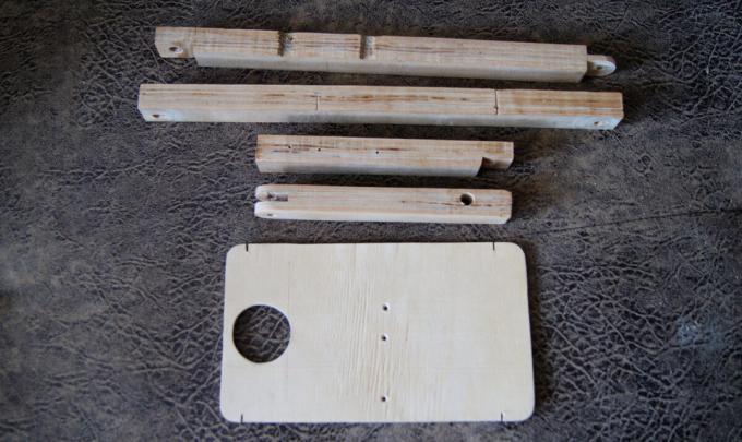 Rincian untuk piring tripod - bilah kayu dan berdiri