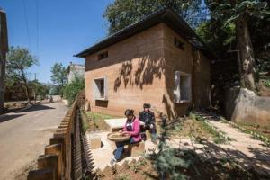 Teknologi baru untuk pembangunan rumah: tanah dan batu bata Chameleon