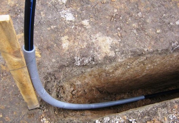 Jika paving air di atas titik beku kedalaman tanah, perlu untuk menyediakan instalasi kabel pemanasan atau pemanasan. Misalnya, isolator panas untuk pipa "bulu" dari polyethylene berbusa atau berbusa polystyrene "shell."